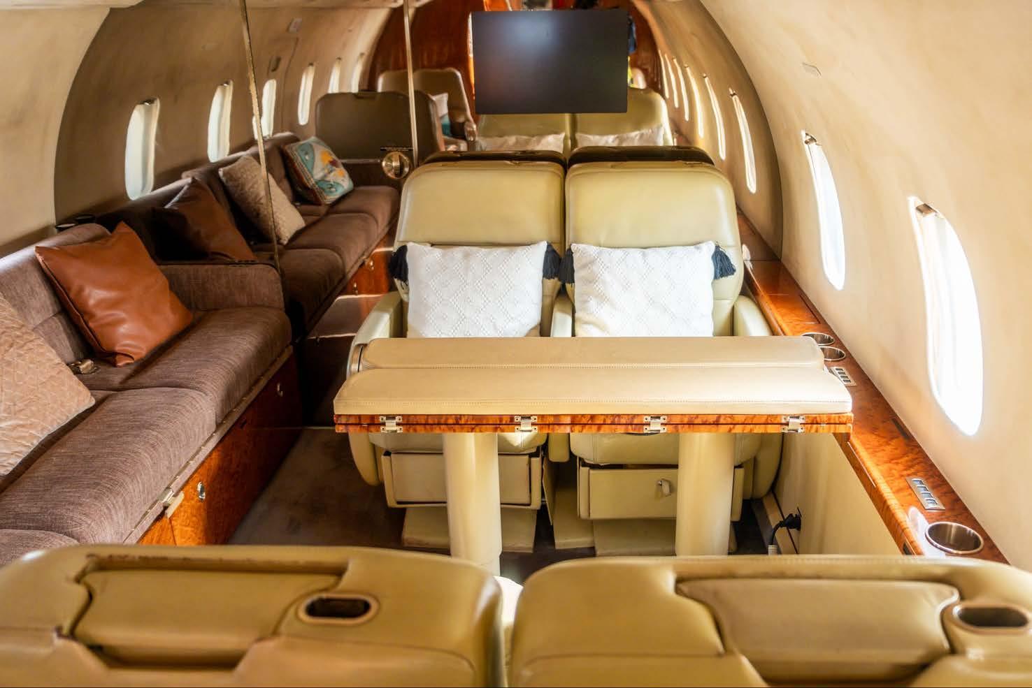 Challenger 601-3A cabin divan and executive table