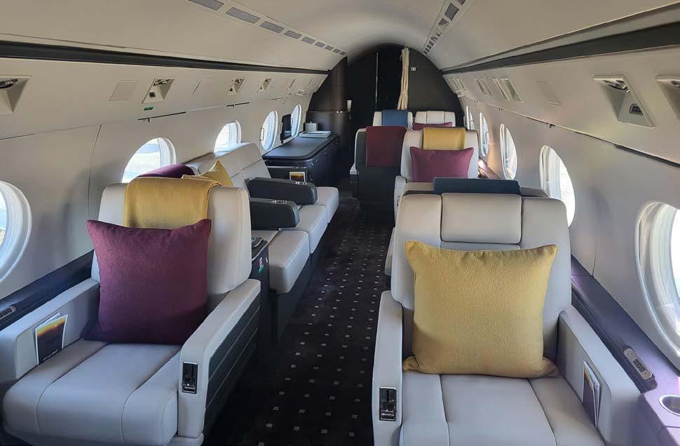 GIV-SP mid cabin with divan and executive seating