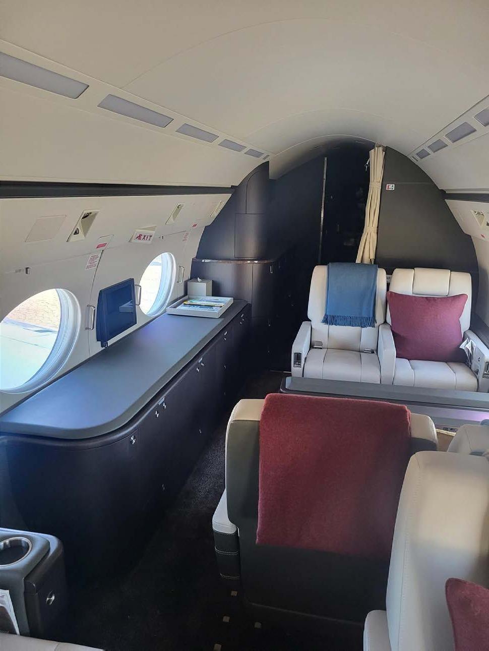 GIV-SP cabin seating detail with side ledge and windows