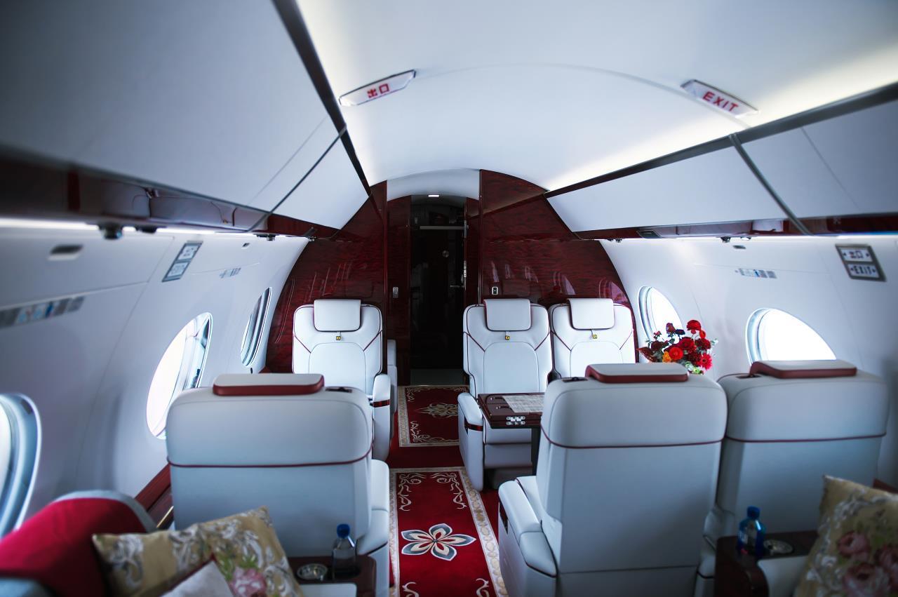 G650 cabin seating and dining table detail
