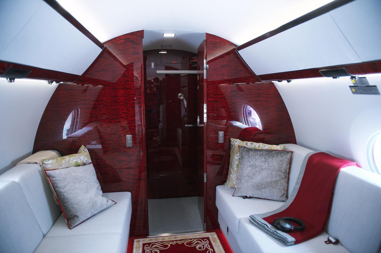 G650 aft divan zone and cabin entry